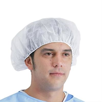 Infermiere che lavora con la coda di cavallo Cappuccio per scrub medicinali usa e getta e procedure chirurgiche