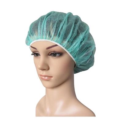 Infermiere che lavora con la coda di cavallo Cappuccio per scrub medicinali usa e getta e procedure chirurgiche
