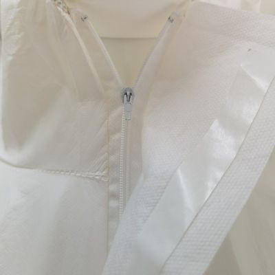 Abbigliamento da lavoro 175*140cm monouso Bianco Microporous 56GSM Tyvek 500 PPE Costume per il mercato del Cile