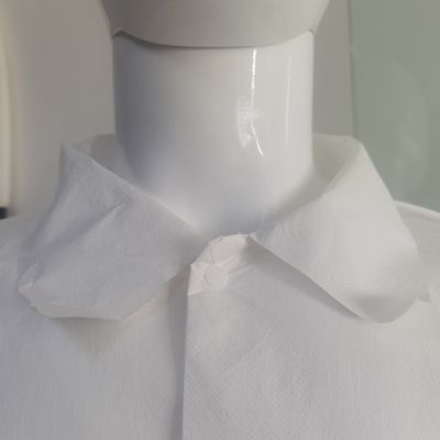 Abiti da laboratorio usa e getta per adulti a fronte aperta con manette elastiche 60 GSM Verniciatura in polipropilene
